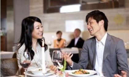 首次约会，男生为何带着哥们同行？揭秘社交心理与约会策略