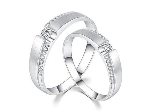 戒指戴哪只手？揭秘女生订婚与结婚戒指的佩戴奥秘