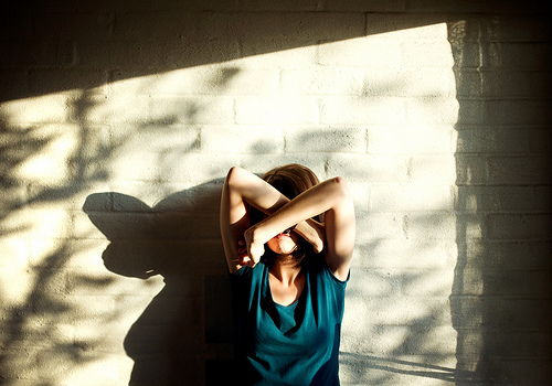 《啊分手啦啊不难过》抖音背景音乐解析：情感共鸣下的音乐选择之道