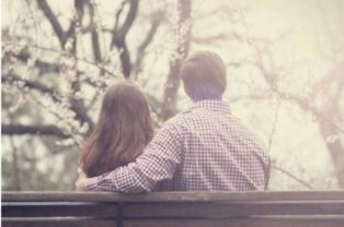 《情感交织：分手的纠结与解脱之道》