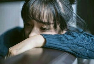 《分手男友泪如雨下：揭秘分手后的心理创伤与应对策略》