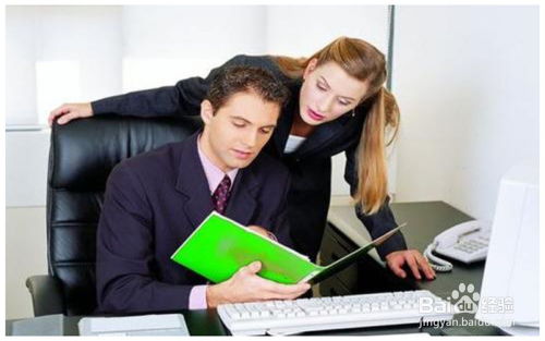 《职场警示：揭秘男上司泡女下属的五大套路，如何有效防范？》