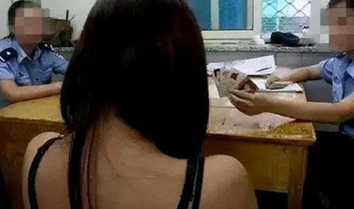 《邻里之间：楼道亲密瞬间，妈妈意外撞见的尴尬与反思》