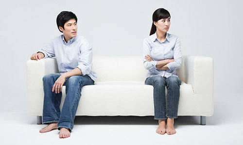 《婚姻裂痕：丈夫精神出轨，妻子如何应对？揭秘挽回之道》