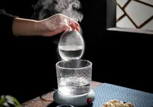 《揭秘女生喝酒不上头的秘密：如何优雅畅饮》