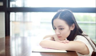 约会时，女生为何总是沉迷于玩手机刷微博？