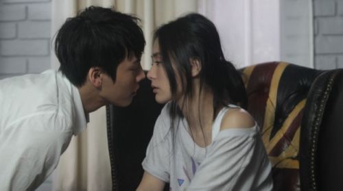 《梦中的亲密接触：揭秘梦见男朋友与女生举止亲密的心理成因与应对策略》